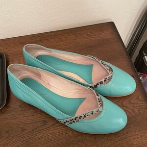 Elegant Turquoise Women's Flats with Animal Print Accent
